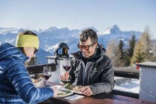 Coppia che pranza in rifugio d'inverno