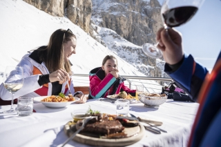 Famiglia che pranza in rifugio d'inverno