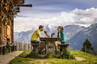 Coppia che pranza in rifugio d'estate